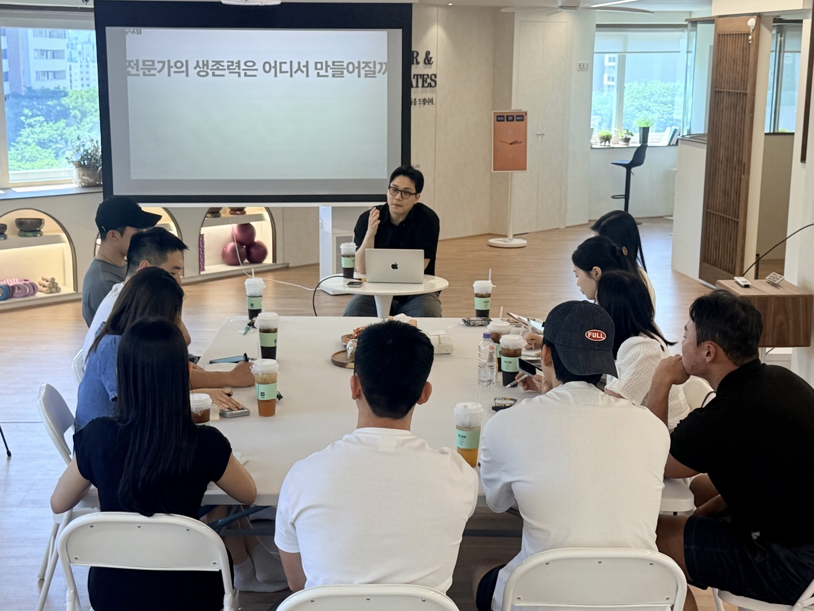 제이코치가 트레이너와 필라테스 강사들을 대상으로 진행한 1인 기업 워크샵 현장